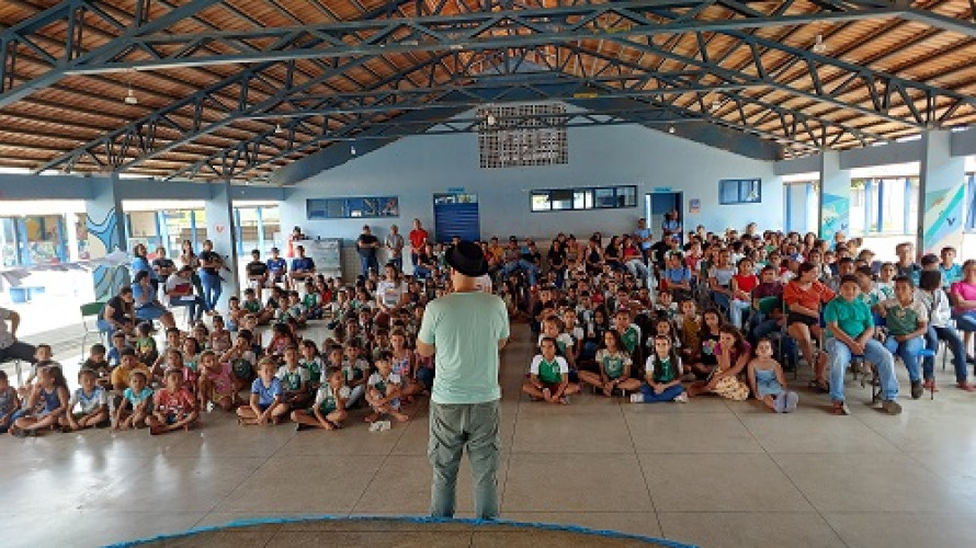 Alunos das escolas municipais de Linhares receberão a visita de escritor