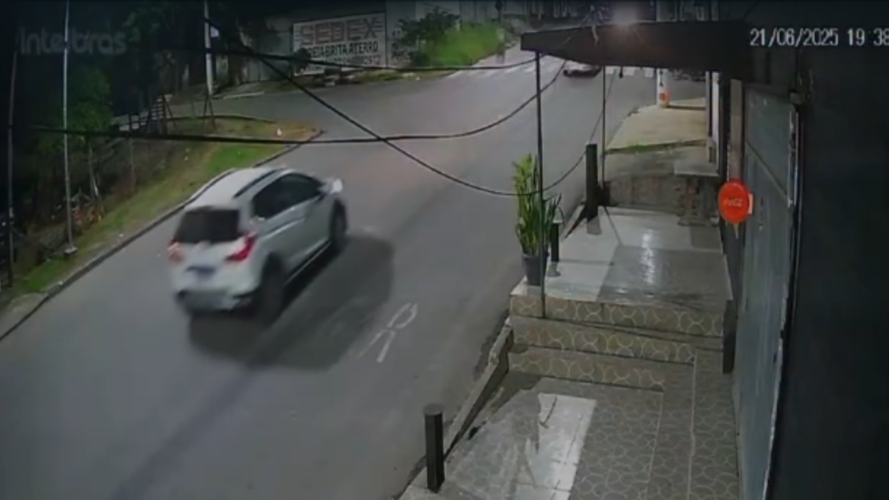 Câmera flagra momento em que ciclista colide com carro em Linhares