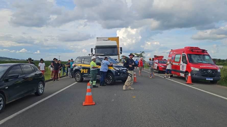 Colisão entre caminhão e dois carros matou duas pessoas e feriu 4 na BR 101, em Aracruz