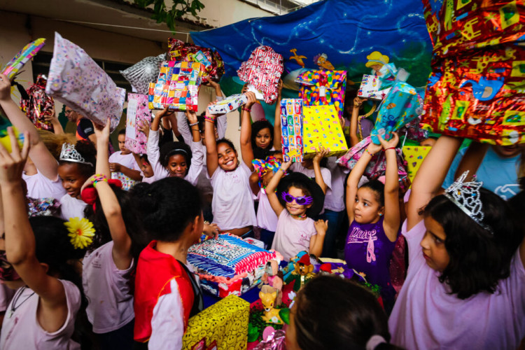 Grupo de amigos voluntários cria o projeto "Um anjo me tocou" e faz ação para o Dia das Crianças