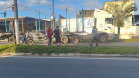 Carreta de transporte de eucalipto atropela pedestre em Linhares