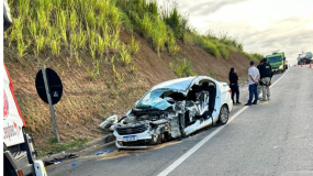  Colisão entre van e carro de passeio matou uma pessoa na BR 101, em Aracruz