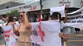 Protesto de servidores da Saúde e Educação no centro de Linhares 