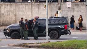 Viatura da Polícia Penal bate contra ônibus em Linhares