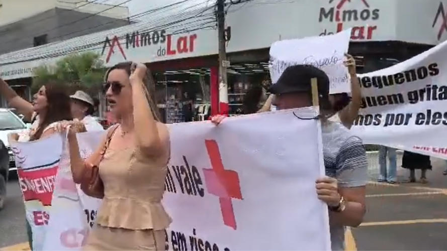 Protesto de servidores da Saúde e Educação no centro de Linhares 